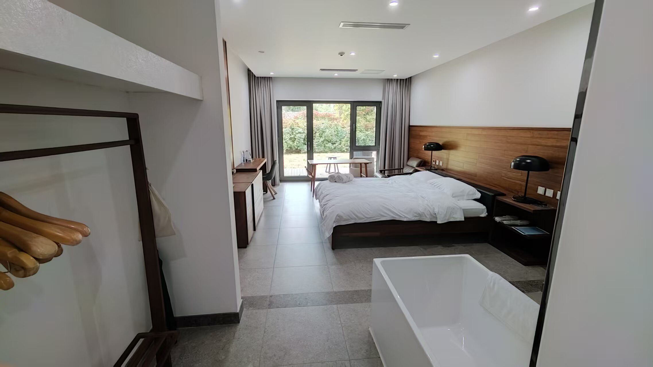 Habitación básica doble, vistas al patio | Wifi gratis