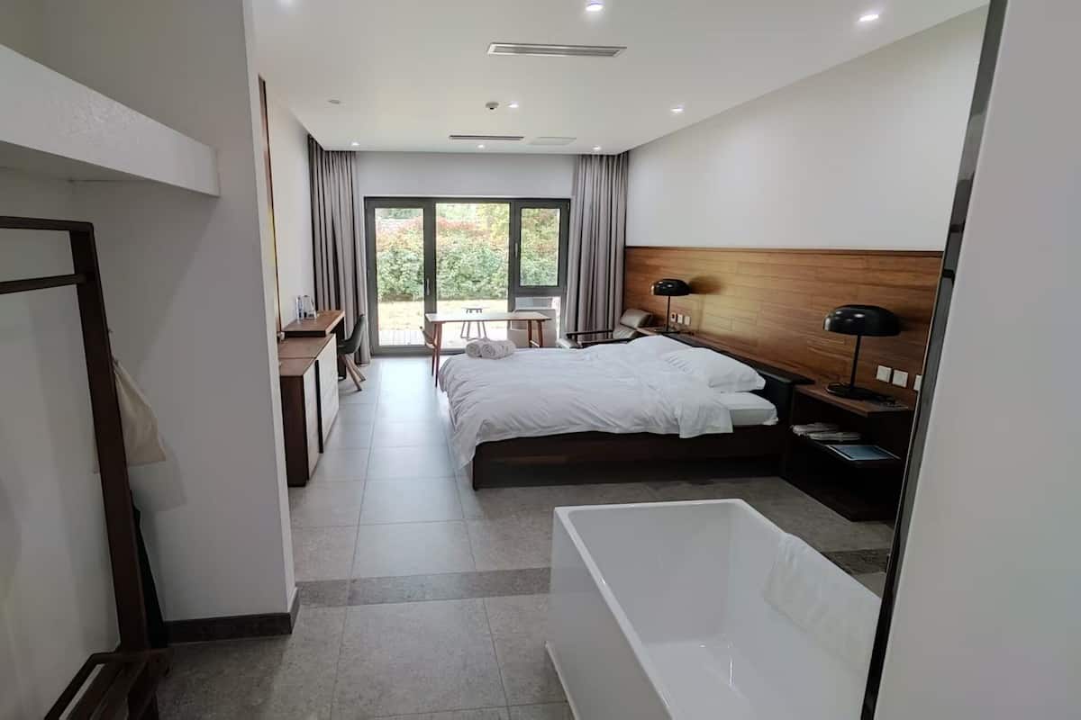 Habitación básica doble, vista al patio | Wifi gratis