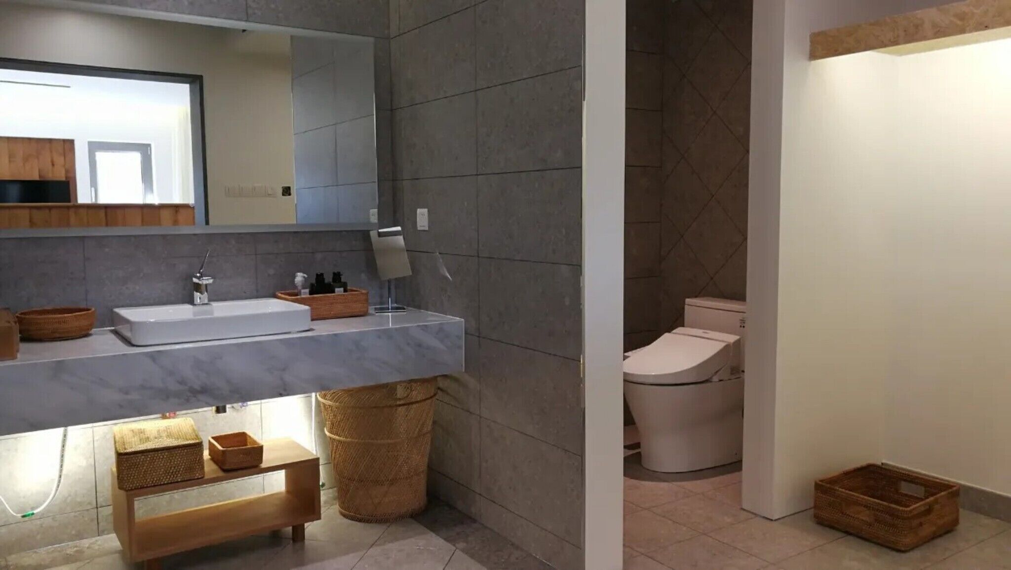 Eenvoudige tweepersoonskamer, uitzicht op binnenplaats | Badkamer | Een douche, gratis toiletartikelen, een haardroger, pantoffels