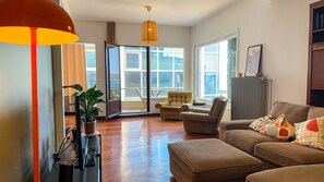 Téléviseur connecté, jeux vidéo, table de ping-pong, livres