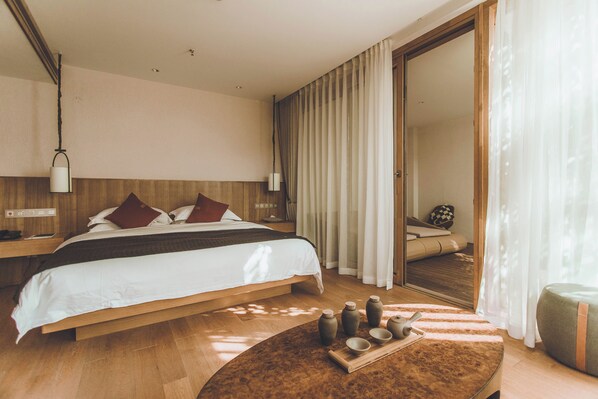 Superior-Doppelzimmer, Hügelblick | Kostenlose Minibar, Schreibtisch, kostenloses WLAN