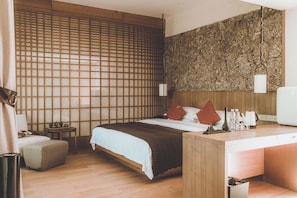 Minibar con artículos gratuitos, escritorio y wifi gratis