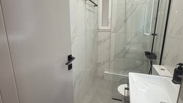 Secador de pelo, toallas, jabón y papel higiénico