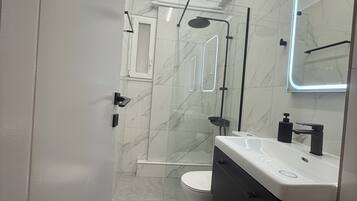 Secadora de cabello, toallas, jabón, papel de baño