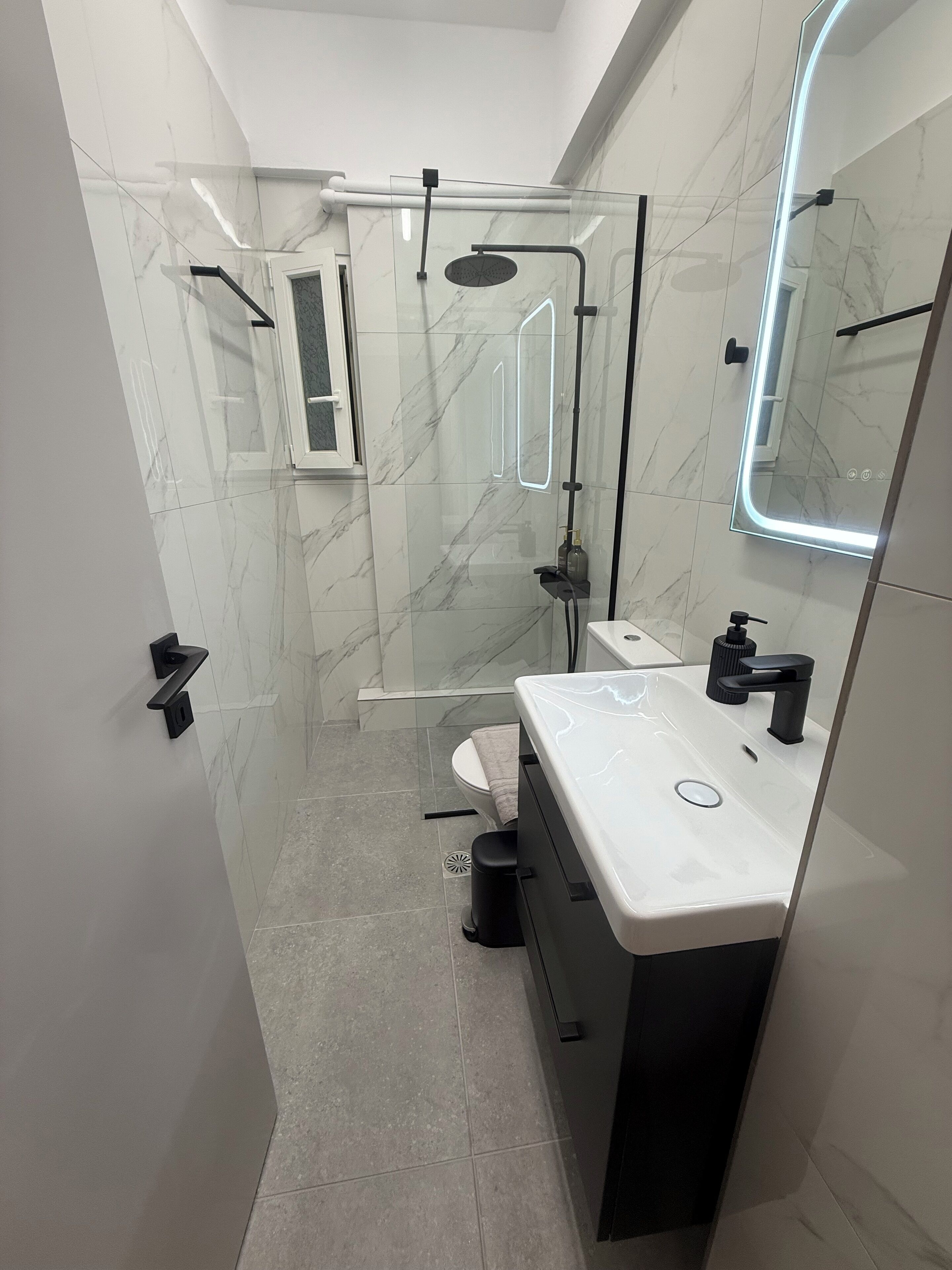 Haartrockner, Handtücher, Seife, Toilettenpapier