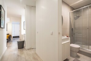 Douche, séchoir à cheveux, serviettes fournies