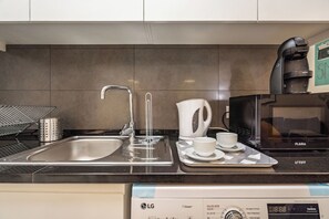 Réfrigérateur, four à micro-ondes, un four, surface de cuisson