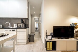 Réfrigérateur, four à micro-ondes, un four, surface de cuisson