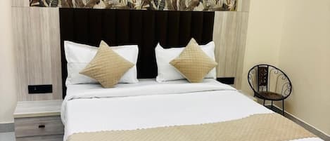 Kamar Double Deluks | Seprai Frette Italia, seprai premium, selimut bulu angsa, dan meja kerja