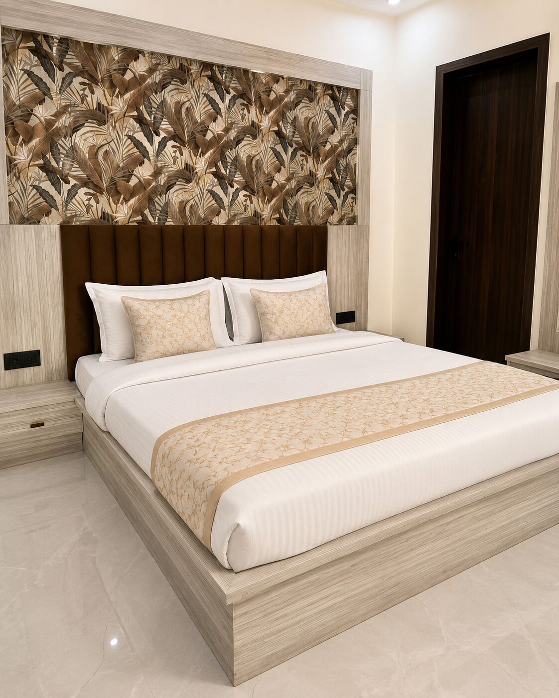 Un dormitorio moderno con una cama grande, un cabecero decorativo y una mesita de noche de madera.