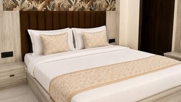 Un dormitorio moderno con una cama grande, un cabecero decorativo y una mesita de noche de madera.