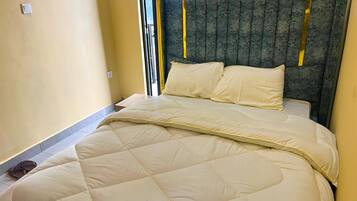 4 bedrooms, iron/ironing board, WiFi, bed sheets