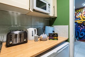 Mini-fridge, microwave, dishwasher, cookware/dishes/utensils - Starbeck Micro Hotel (Harrogate)