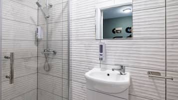 Ducha, toallas, jabón, shampoo