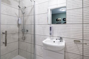 Basic Single Room, Ensuite (single) | Bathroom - Starbeck Micro Hotel (Harrogate)