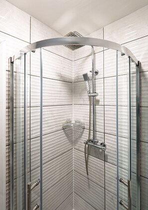 Basic Double Room, Ensuite (double) | Bathroom | Shower, towels, soap, shampoo - Starbeck Micro Hotel (Harrogate)