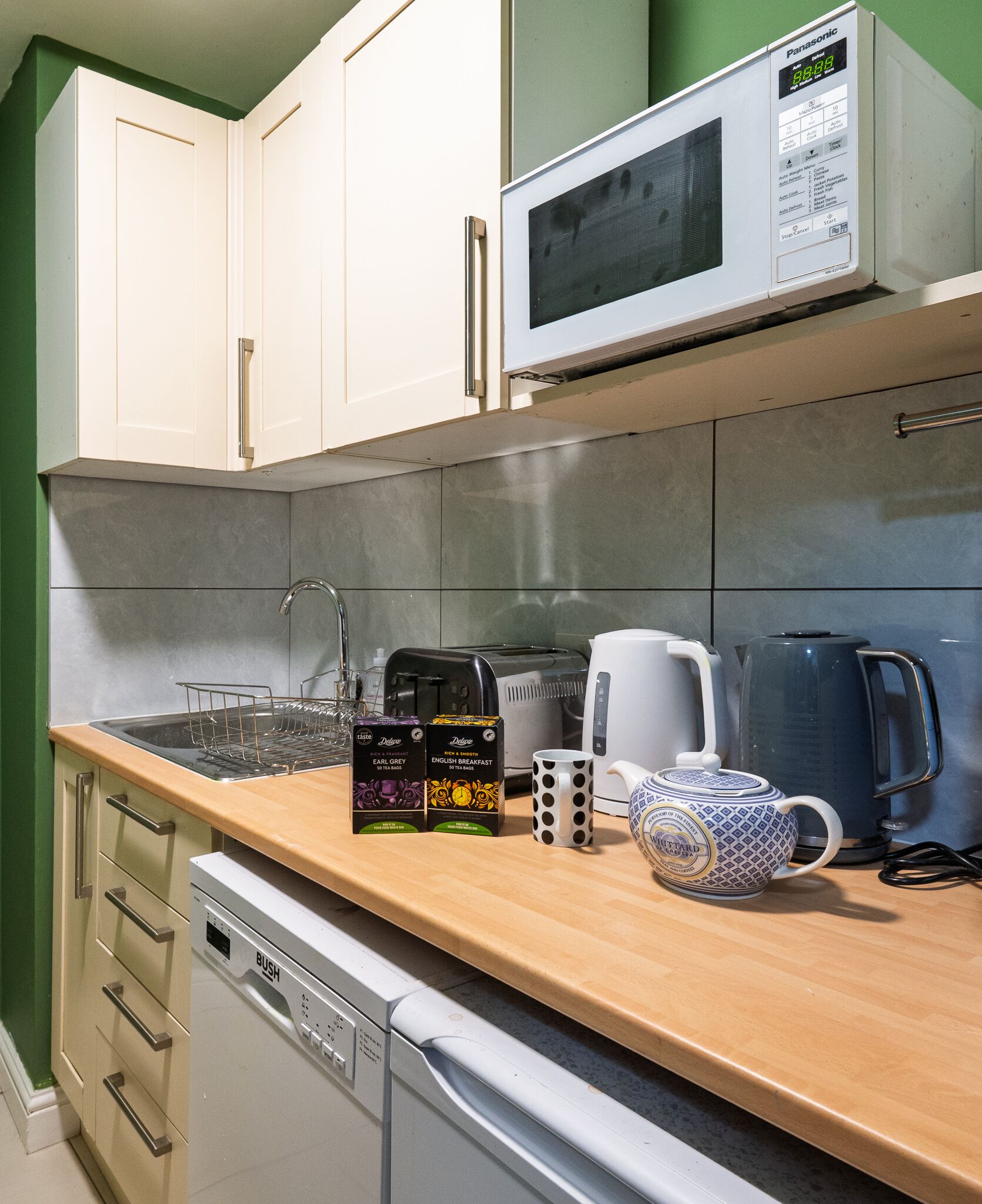 Mini-Kühlschrank, Mikrowelle, Geschirrspüler