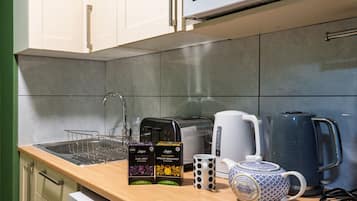 Mini-Kühlschrank, Mikrowelle, Geschirrspüler