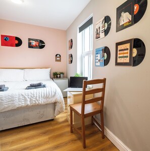 Sistema de insonorización, tabla de planchar con plancha y wifi gratis 