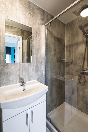 Basic Double Room, Ensuite (double) | Bathroom | Shower, towels, soap, shampoo - Starbeck Micro Hotel (Harrogate)