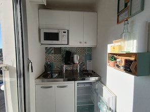 Fridge, microwave, oven, coffee/tea maker