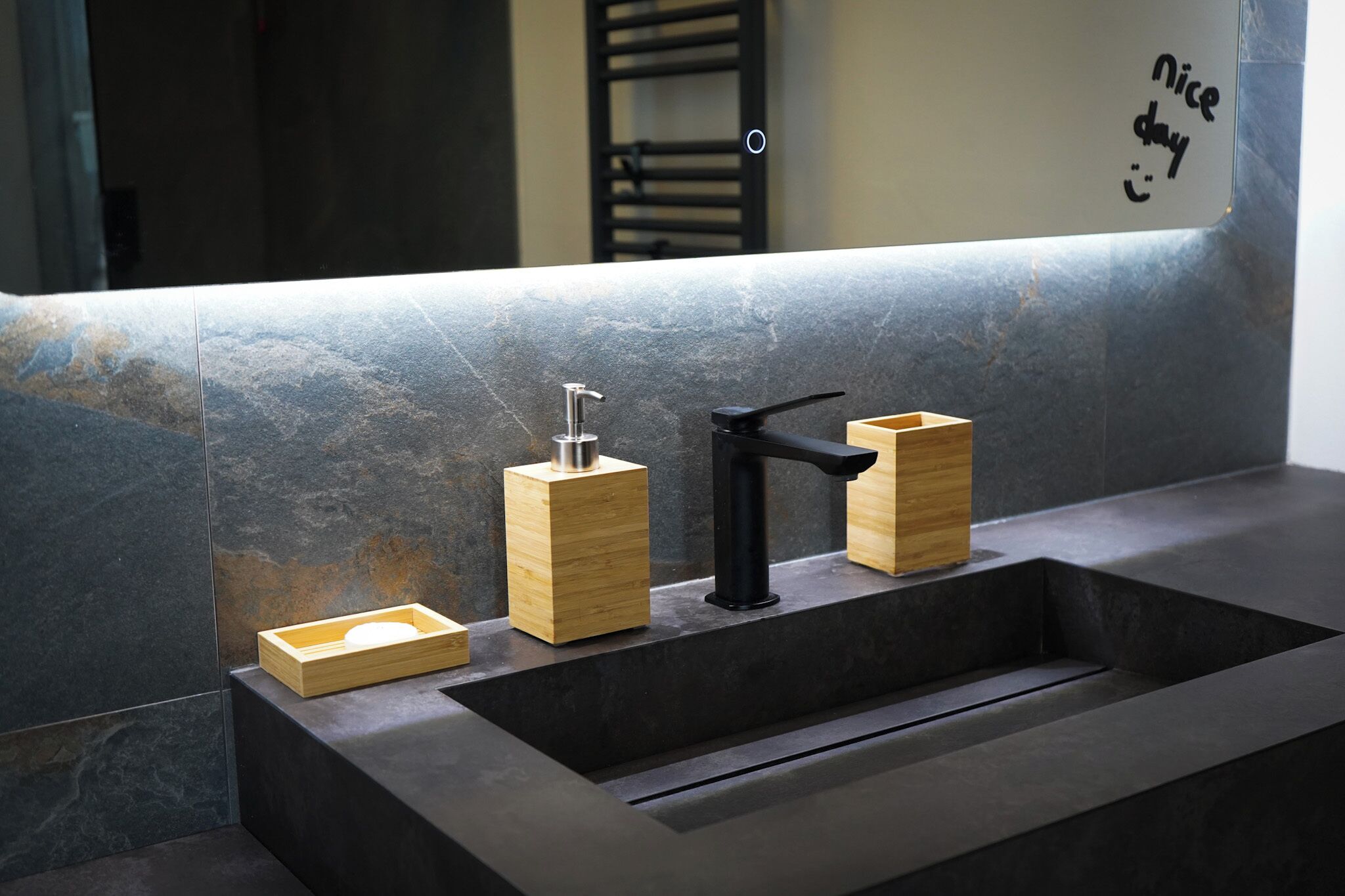 Douche, sèche-cheveux, bidet, serviettes fournies