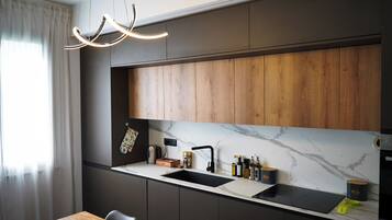 Microonde, forno, piano cottura, lavastoviglie