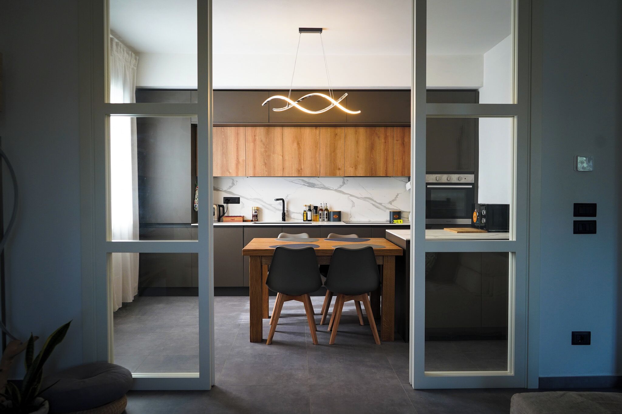 Een microgolfoven, een oven, een kookplaat, een vaatwasser