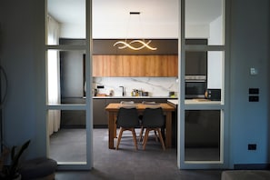 Frigorifero, microonde, forno, piano cottura