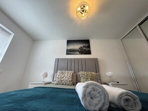 3 slaapkamers, een strijkplank/strijkijzer, wifi, beddengoed