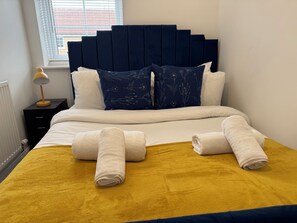 3 عدّة غرف نوم ومكواة/لوح كي وواي فاي وملاءات أسرّة