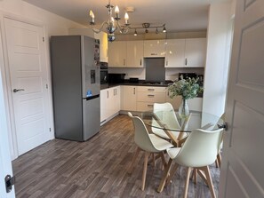 Micro-ondas, fogão, lava-louças