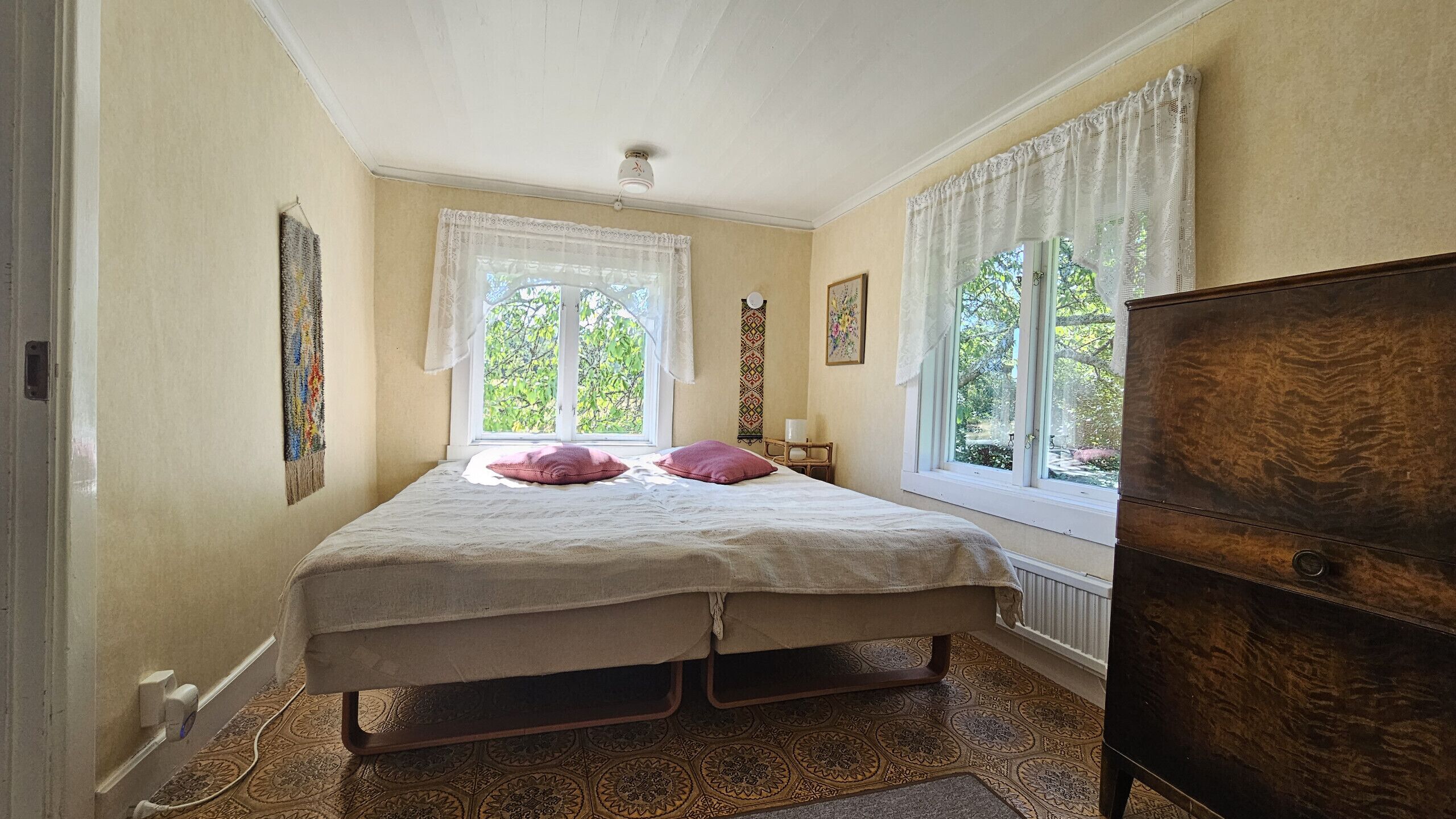 2 sovrum och strykjärn/strykbräda