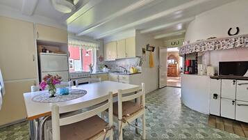 Réfrigérateur, micro-ondes, four, cafetiÚre/bouilloire