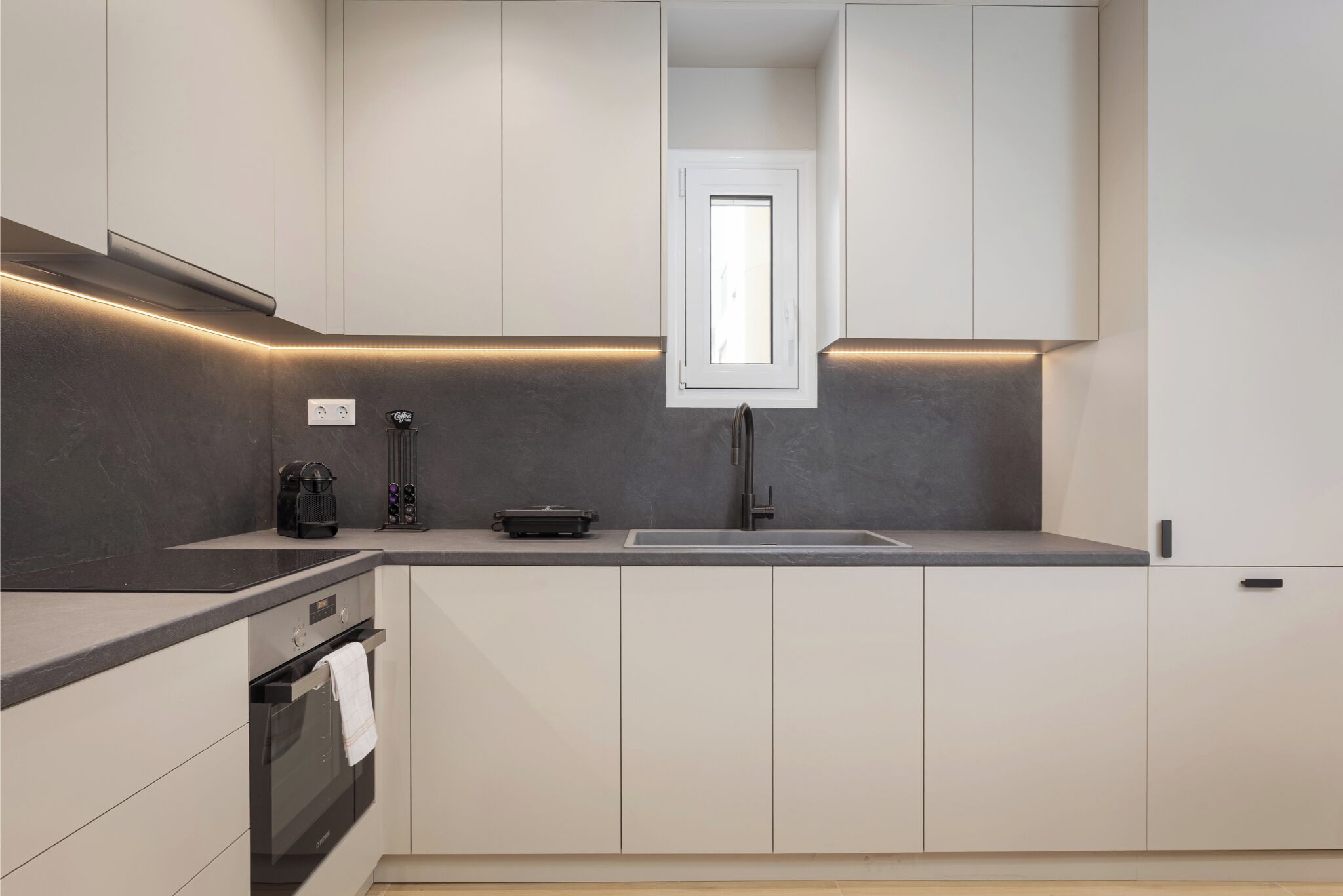 Coffee/tea maker, fridge, microwave, oven