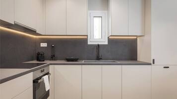 Coffee/tea maker, fridge, microwave, oven