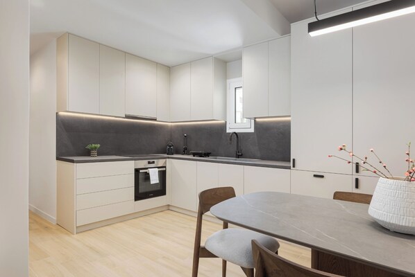 Réfrigérateur, four à micro-ondes, un four, surface de cuisson