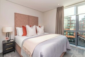 3 bedrooms, iron/ironing board, WiFi - Stunning apartment with water views (Greater London)