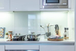 雪櫃、微波爐、焗爐、爐具