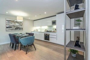 Dining - Stunning apartment with water views (Greater London)