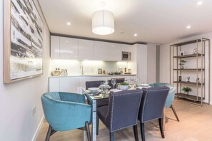 Dining - Stunning apartment with water views (Greater London)