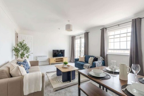 Stunning 1 Bed Harbour-side Apartment with Balcony