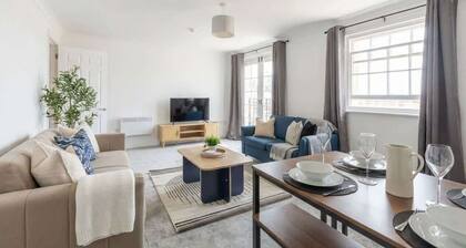 Stunning 1 Bed Harbour-side Apartment with Balcony