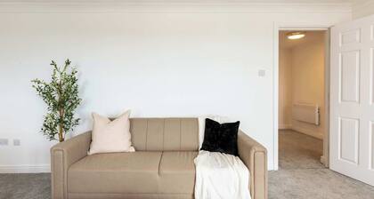Fabulous 1 Bed Harbour-side Apartment with Balcony