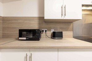 Kühlschrank, Mikrowelle, Ofen, Herdplatte