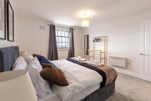 1 bedroom, desk, iron/ironing board, WiFi - Fabulous 1 Bed Harbour-side Apartment with Balcony (Whitehaven)