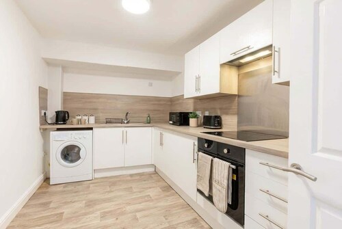 Stunning 1 Bed Harbour-side Apartment with Balcony