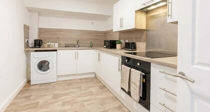 Stunning 1 Bed Harbour-side Apartment with Balcony