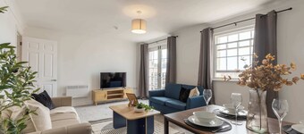 Fabulous 1 Bed Harbour-side Apartment with Balcony