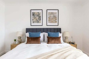 1 habitación, escritorio, tabla de planchar con plancha y wifi 